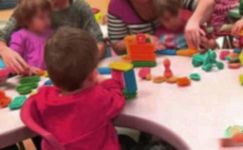 幼儿园小班社会活动：安全教育《玩具不能塞耳朵》