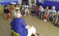 幼儿园小班社会活动教案：小兔的花环